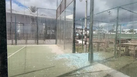 Imagen del lamentable estado en el que se encuentran las instalaciones de pádel del municipio.