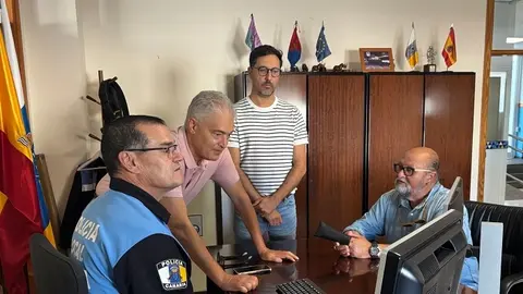 José Juan Cruz, Tomás Silvera, Nicolás Saavedra junto a un Policía Local.
