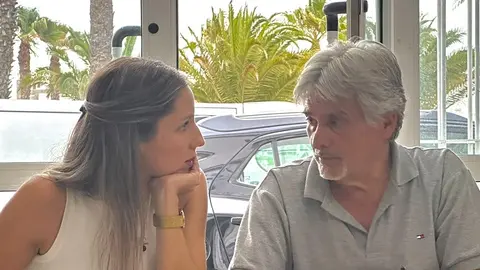 Sheila Guillén conversa con Servando Pérez durante una ejecutiva insular.