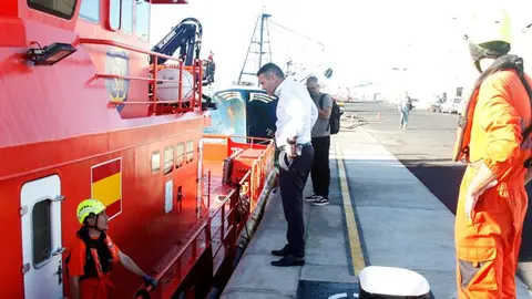 El presidente del Cabildo este martes preocupándose por la situación de los trabajadores de Salvamento Marítimo