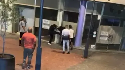 Imagen del vídeo grabado por un vecino indignado ante lo que ocurre cada día. 