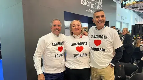 Imagen de este martes en Londres de las personas que exhibieron orgullosas las ya famosas camisetas.