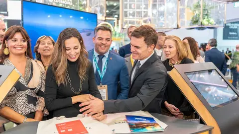 El consejero delegado de la Sociedad de Promoción Exterior, Héctor Fernández, con otros representantes del sector turístico de Canarias en la WTM.