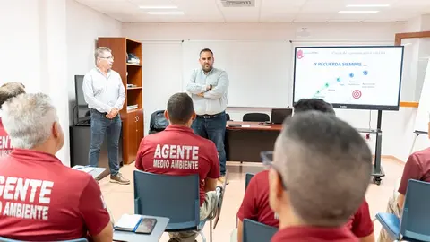El consejero Samuel Martin con agentes medioambientales.