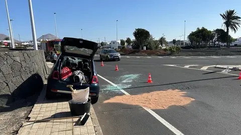 El vehículo accidentado tras la actuación de los bomberos