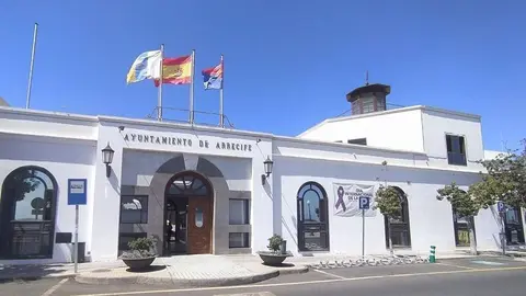 Imagen de la entrada del Ayuntamiento de Arrecife.