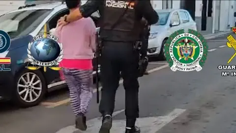 Momento de la operación policial contra la trata de blancas.