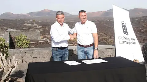 Oswaldo Betancort junto a Narvay Quintero en la firma del acuerdo en  La Geria.