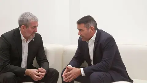 Fernando Clavijo y Oswaldo Betancort en el encuentro mantenido en la isla para abordar la crisis migratoria.