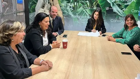 Rita Hernánez junto a otros representantes insulares en la World Travel Market.