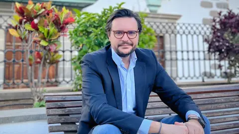 Sergio Ramos en un banco de su pueblo, en Telde.