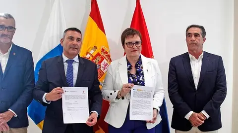 Firma del convenio entre el Cabildo y el Gobierno de Canarias en materia de dependencia.