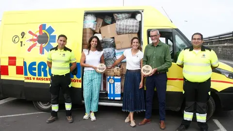 El consejero de Bienestar Social este viernes con las personas que donan los quesos y el personal de Emerlan