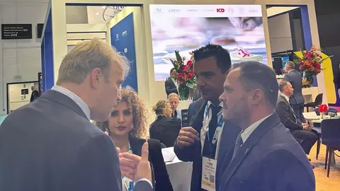 Imagen del alcalde y de la concejal de Deportes de esta semana en la feria de Londres enviada como ejemplo de denuncia por el PSOE local