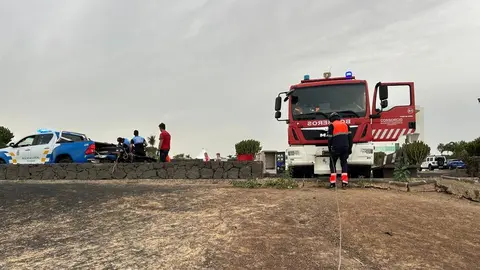 Momento en el que los bomberos arrastran la embarcación que estaba en dificultades