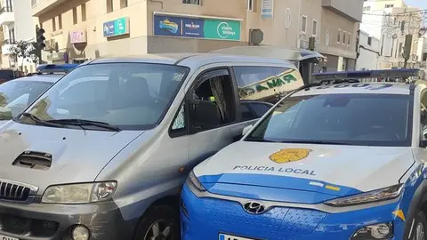 Hasta tres coches de la Policía Local aparecen en la imagen rodeando a la furgoneta robada