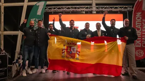 Imagen de la celebración del título conseguido por los bomberos de Lanzarote que representaron a España en el campeonato