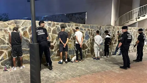 Imagen de una de las actuaciones de la Policía Local en la que se detiene a varios jóvenes sospechosos de perpetrar distintos delitos en la capital