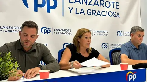 La presidenta del PP, Astrid Pérez, junto a su secretario general, Jacobo Medina, y su vicesecretario, Francisco Aparicio, en un encuentro del Comité Insular