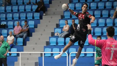 Joel Armas realizando un lanzamiento.