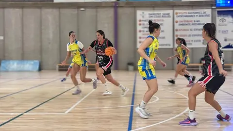 Jugadora del Magec Tías penetrando la defensa rival.