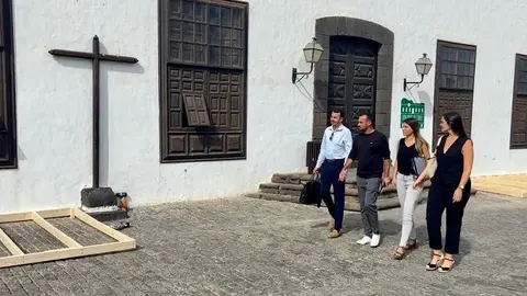 Concejales PSOE con la casa museo cerrada al fondo