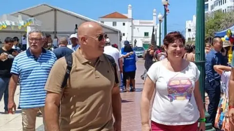 Carlos Alférez con Nova Kirpatric, la concejal que precisamente tomará posesión tras su renuncia al acta.