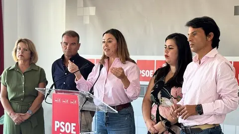 María Dolores Corujo al frente de la rueda de prensa de hoy con los parlamentarios regionales del PSOE en Lanzarote.