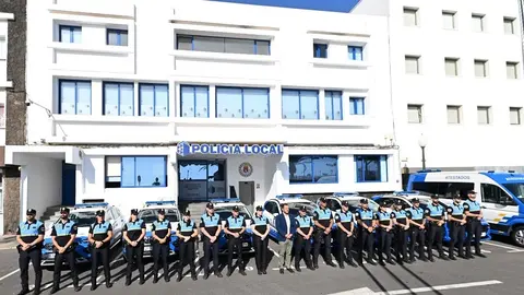 El alcalde Yonathan de León, junto a los mandos policiales y los 11 nuevos agentes que aumentan la plantilla de la Policía Local de Arrecife 