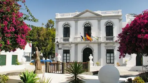 Imagen de la fachada del Ayuntamiento de Haría.