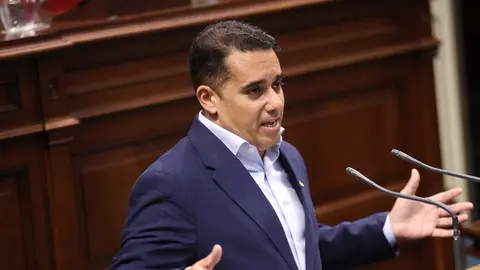 Yoné Caraballo este martes durante su intervención en el pleno del Parlamento. 