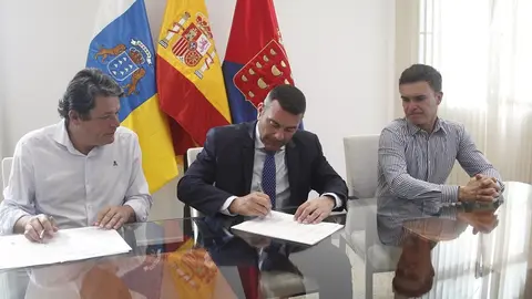 Firma del convenio entre el Unión Sur Yaiza y la SPEL.