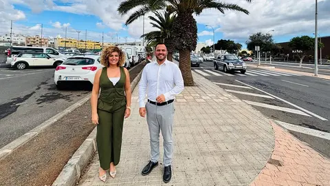 El alcalde Yonathan de León, y la concejala de Deportes, Eli Merino, hoy junto a la parcela municipal donde se construirán estas nuevas instalaciones deportivas en Arrecife 