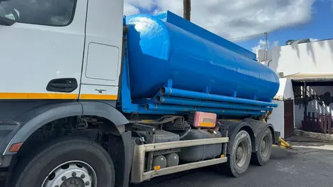 Imagen de uno de los camiones que suministra el agua