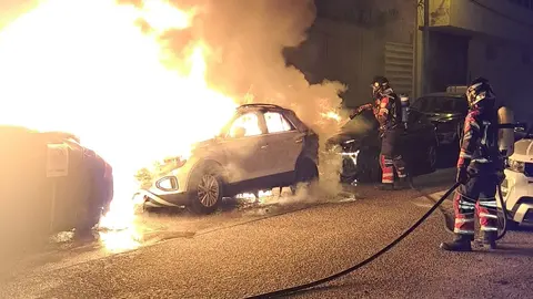 Bomberos del Consorcio sofocando el fuego en un vehículo.