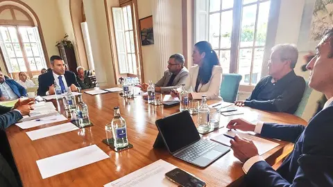 Reunión del Cabildo con el Ayuntamiento de Haría.