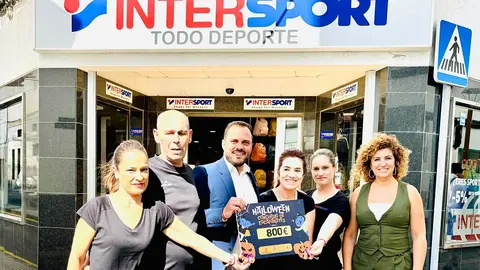 El Ayuntamiento de Arrecife entrega los premios a los comercios locales con mejores escaparates durante Halloween. Primer premio