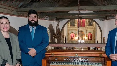 Migdalia Machín, Jesús Machín junto al restaurador.