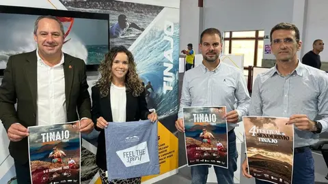 Imagen de los representantes del Ayuntamiento de Tinajo con los del Cabildo en la importante feria del deporte que se desarrolló en Gran Canaria