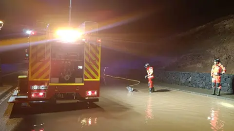 Los bomberos en el momento en el que iniciaron el achique de agua