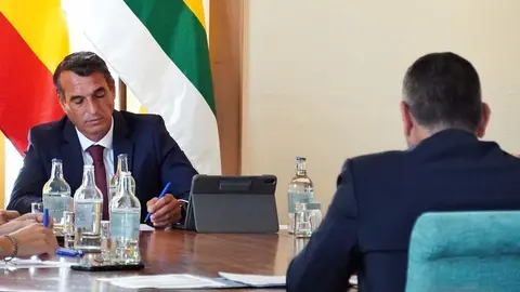 Alfredo Villalba frente a Oswaldo Betancort en la reunión del pasado jueves