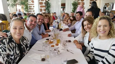 La presidenta del PP con su secretario general y el alcalde de Arrecife durante el almuerzo