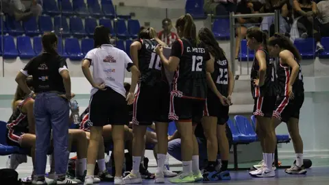 Las jugadoras del Magec atentas a las explicaciones del cuerpo técnico.