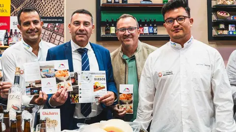 El presidente del Cabildo con alguno de los queseros presentes en la feria.