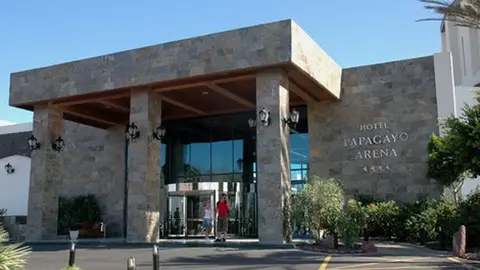 Imagen de la entrada cuando el hotel se llamaba Papagayo Arena.