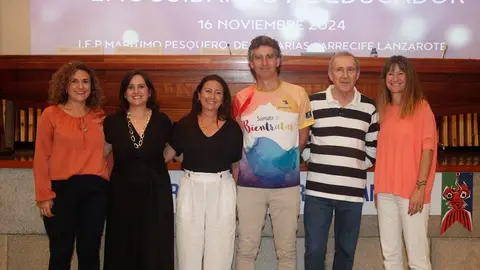 Imagen de los docentes participantes con la consejera de Educación del Cabildo.
