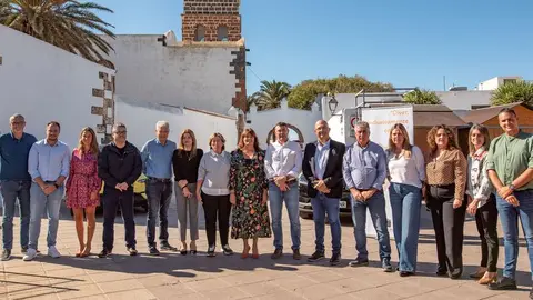 Integrantes del Cabildo, del Gobierno de Canarias y de los ayuntamientos este lunes en la presentación del evento.