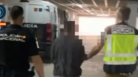 La Policía acompaña al detenido por prender fuego al coche de su ex pareja.