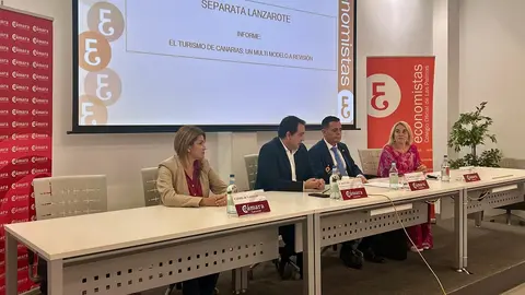 José Valle hablando durante la presentación del informe.
