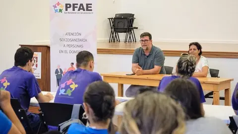 El alcalde Isidro Pérez y la concejala Alma González junto a alumnado de un PFAE
